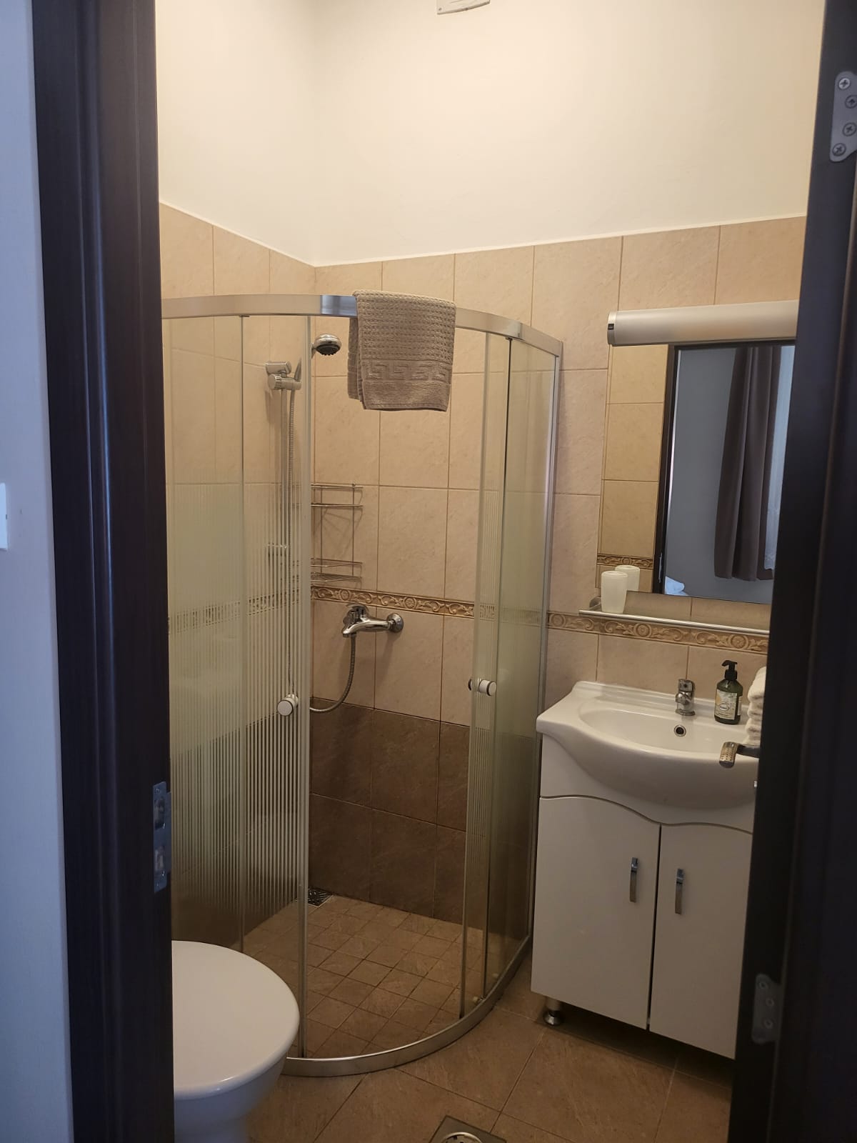 A háromfős apartman fürdőszobája zuhanykabinnal