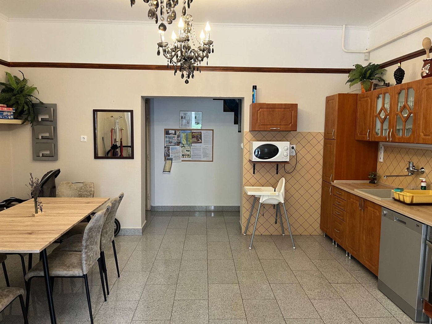 Közös konyha és étkező étkezőasztallal, mikróval, mosogatógéppel és etetőszékkel